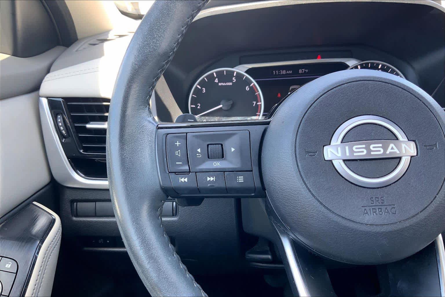Used 2023 Nissan Rogue SL FWD image 23
