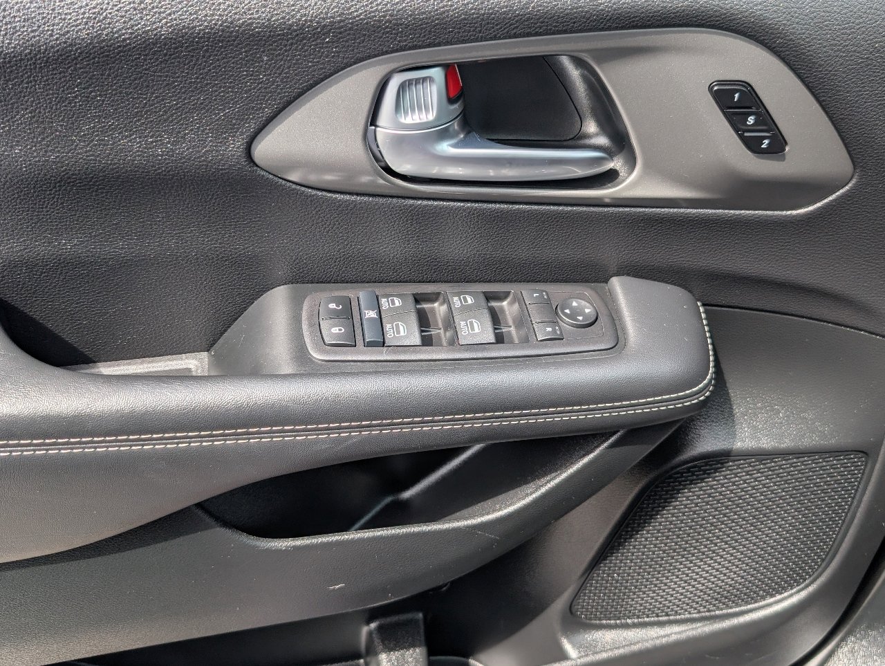 Used 2025 Chrysler Pacifica Select image 15