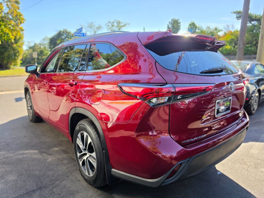 Used 2021 Toyota Highlander XLE AWD/4WD image 2