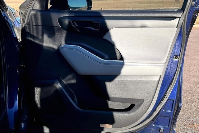 Used 2020 Toyota Highlander LE image 27