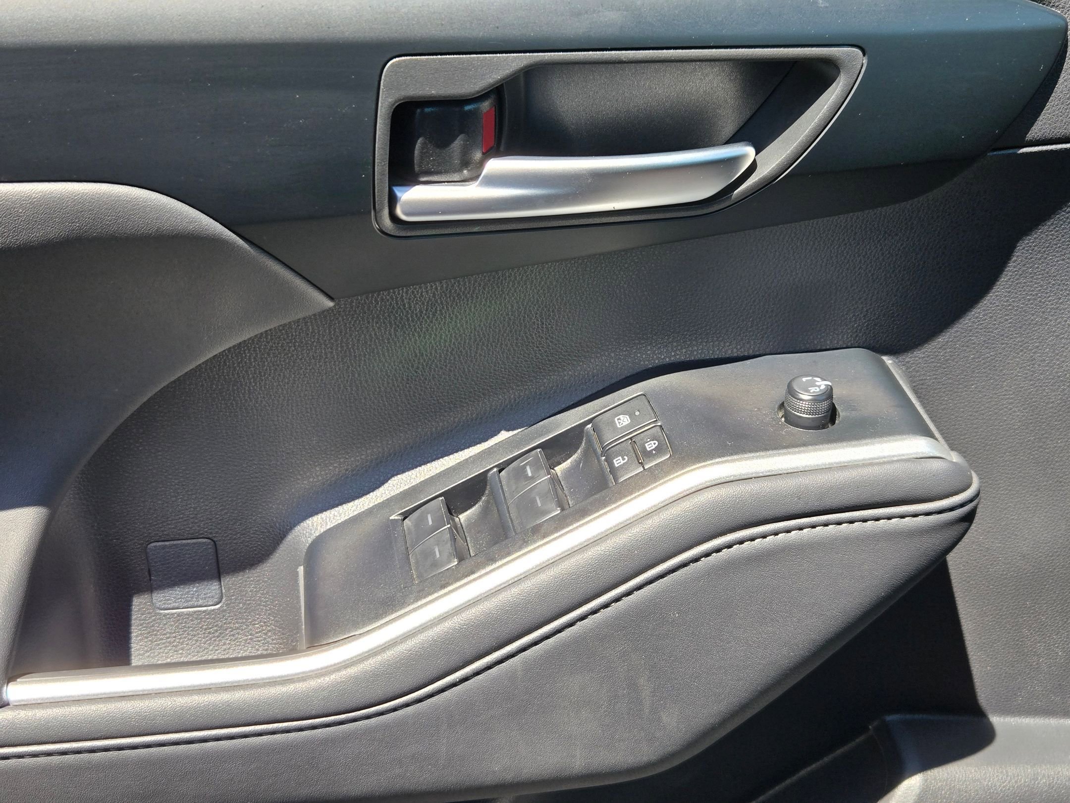 Used 2025 Toyota Highlander XLE AWD/4WD image 12