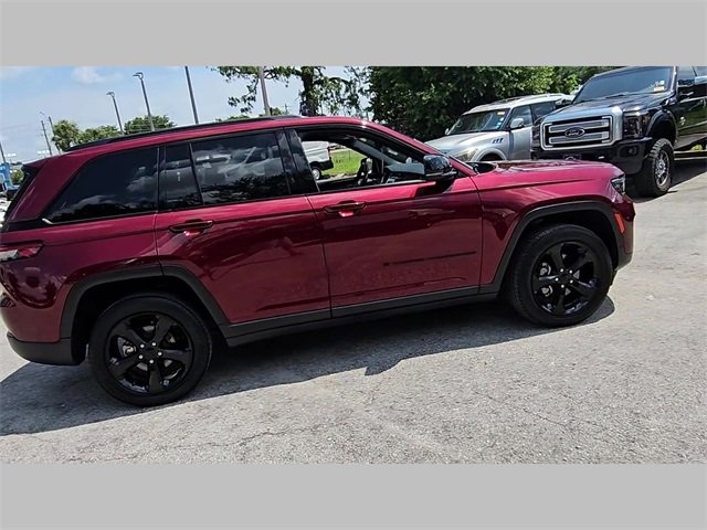 Used 2023 Jeep Grand Cherokee Altitude image 23