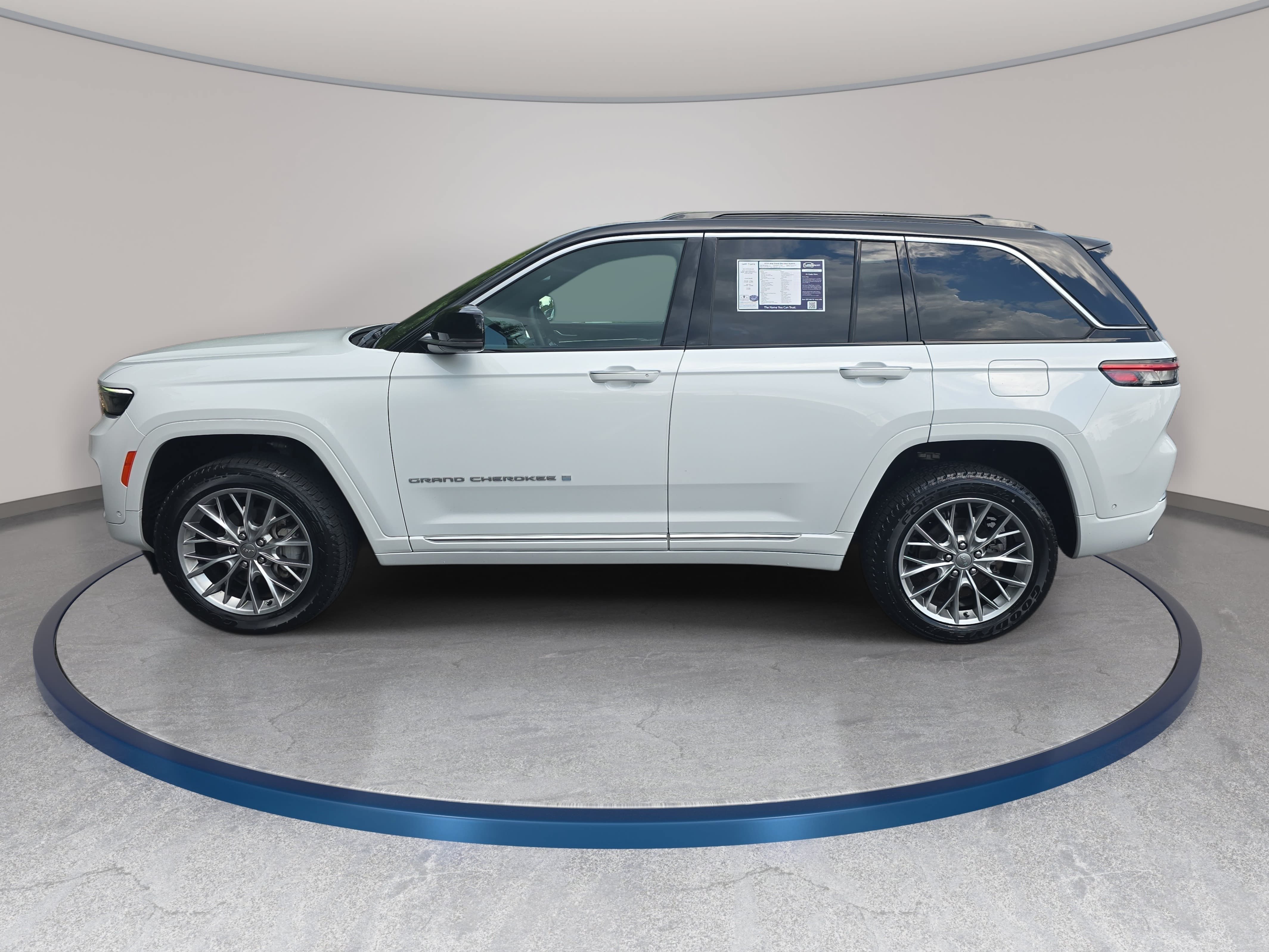 Used 2024 Jeep Grand Cherokee Summit w/ Luxury Tech Group V AWD/4WD image 8