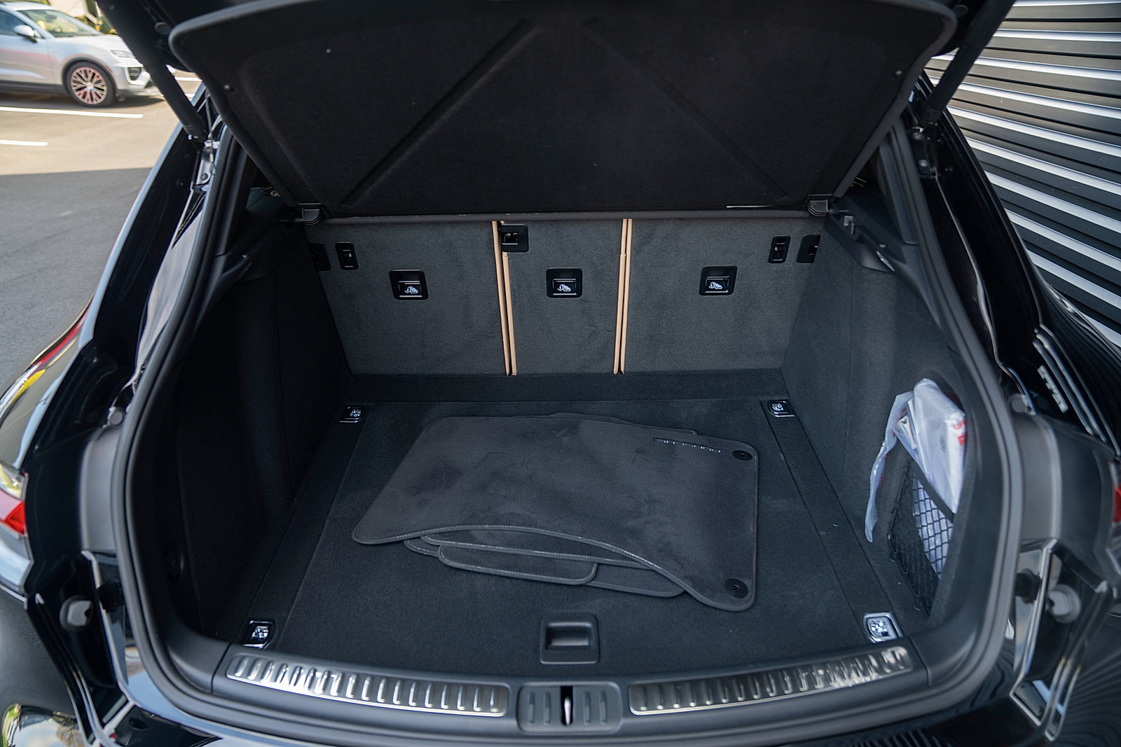 Certified 2025 Porsche Macan AWD/4WD image 21