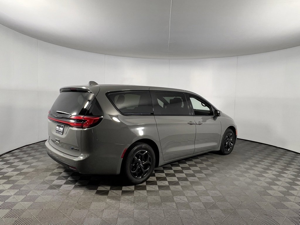 Used 2022 Chrysler Pacifica Limited w/ Uconnect Theater Family Group image 7