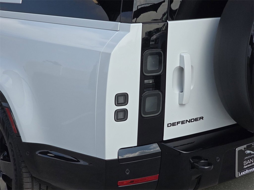 New 2026 Land Rover Defender 130 X-Dynamic SE image 36