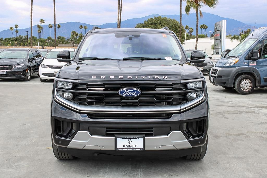Used 2025 Ford Expedition Platinum AWD/4WD image 3