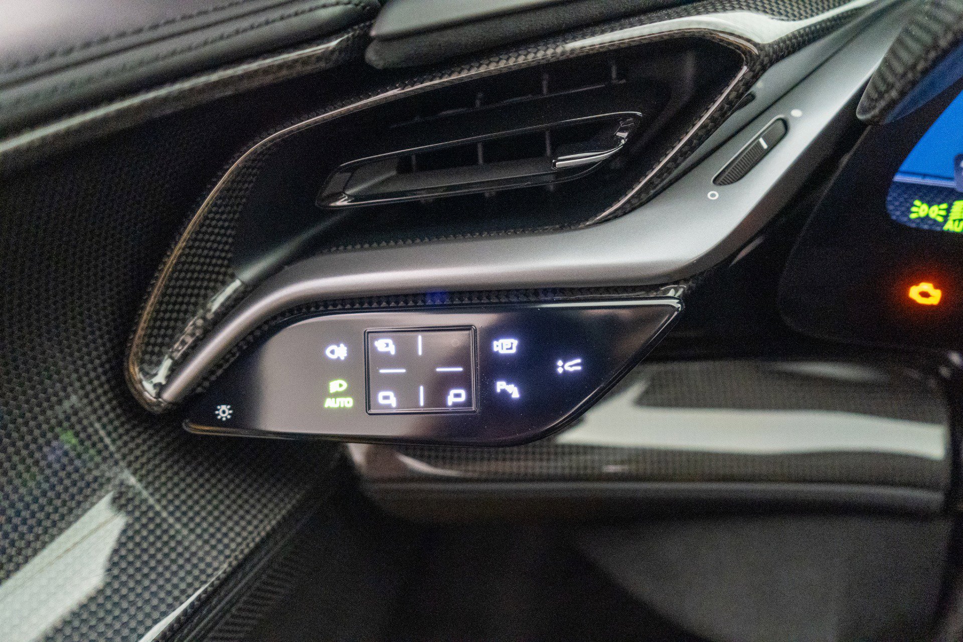 Used 2024 Ferrari SF90 Spider image 29