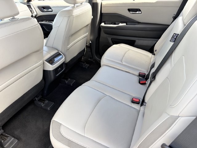 Used 2025 Nissan Pathfinder SL FWD image 17