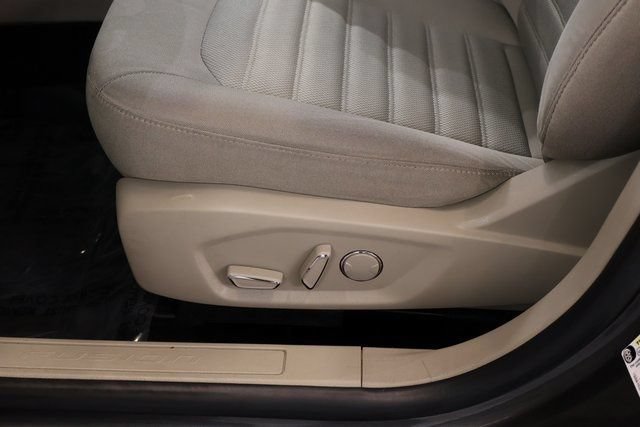 Used 2019 Ford Fusion SE FWD image 13