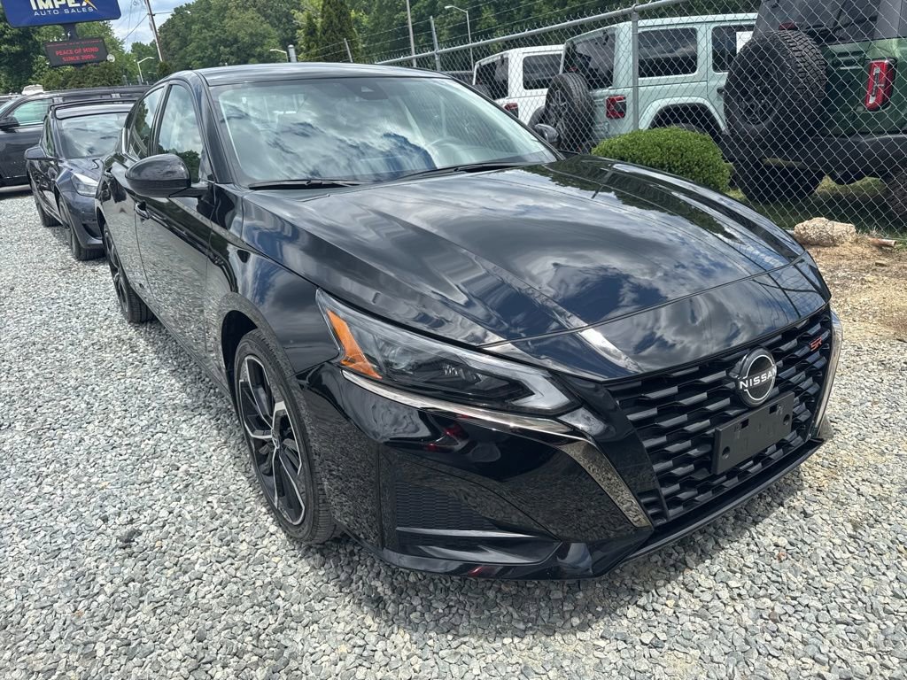 Used 2024 Nissan Altima 2.5 SR AWD/4WD image 2