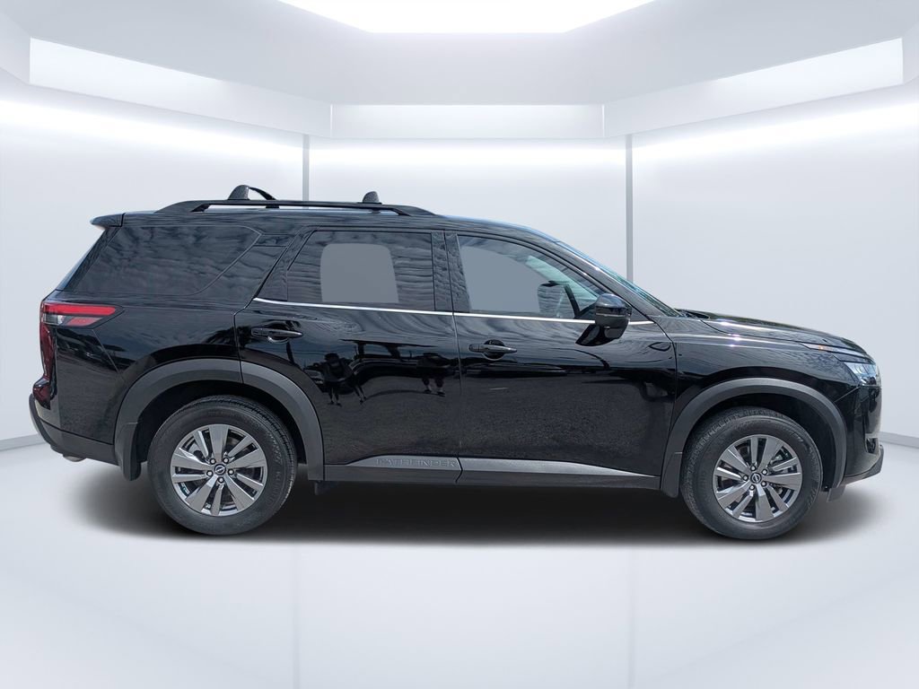 Used 2024 Nissan Pathfinder SV FWD image 2