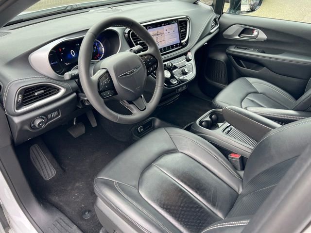 Used 2024 Chrysler Pacifica Select image 13
