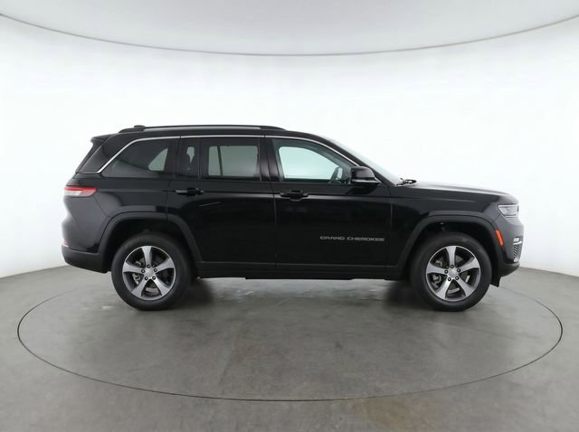 Used 2023 Jeep Grand Cherokee Limited w/ Luxury Tech Group II AWD/4WD image 4
