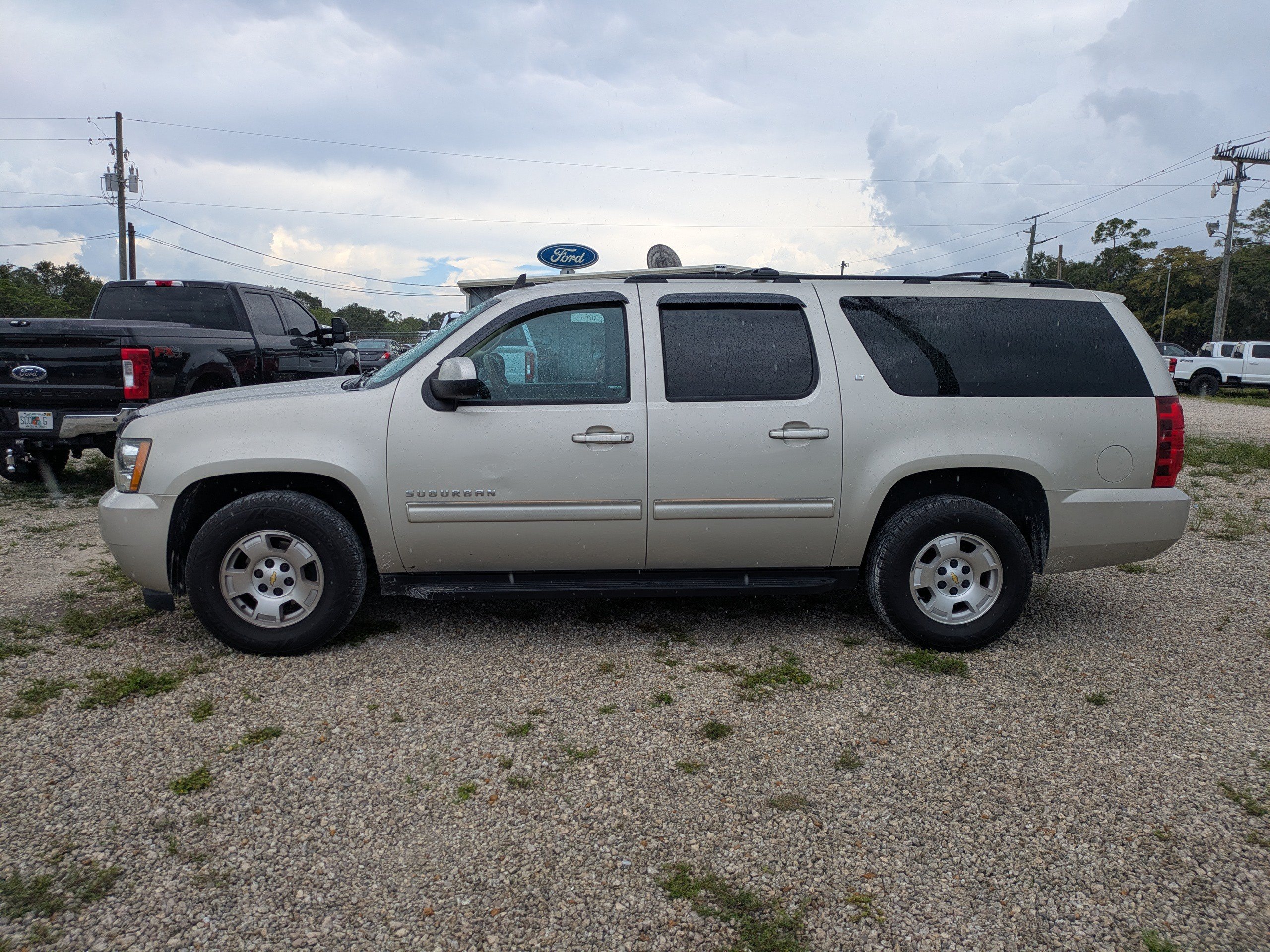 Used 2014 Chevrolet Suburban LT RWD image 7