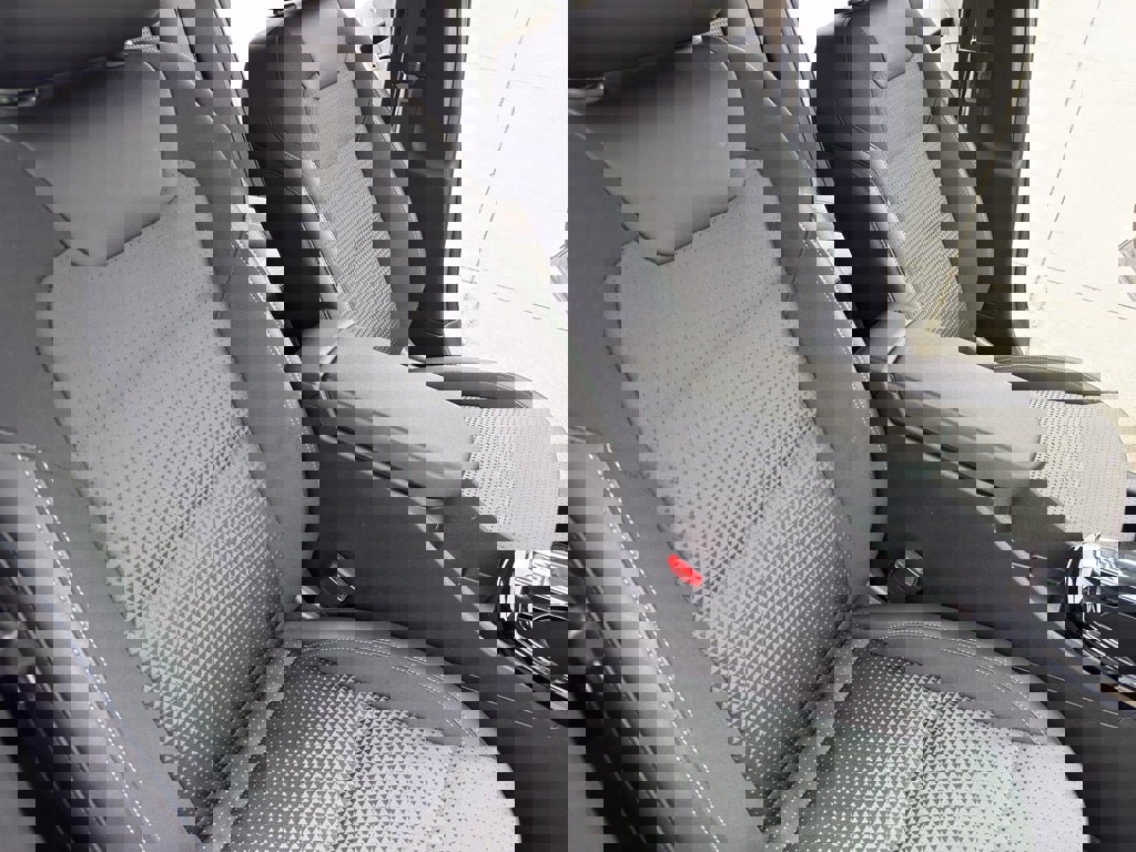 Used 2025 Chevrolet Trax LT w/ LT Convenience Package FWD image 29