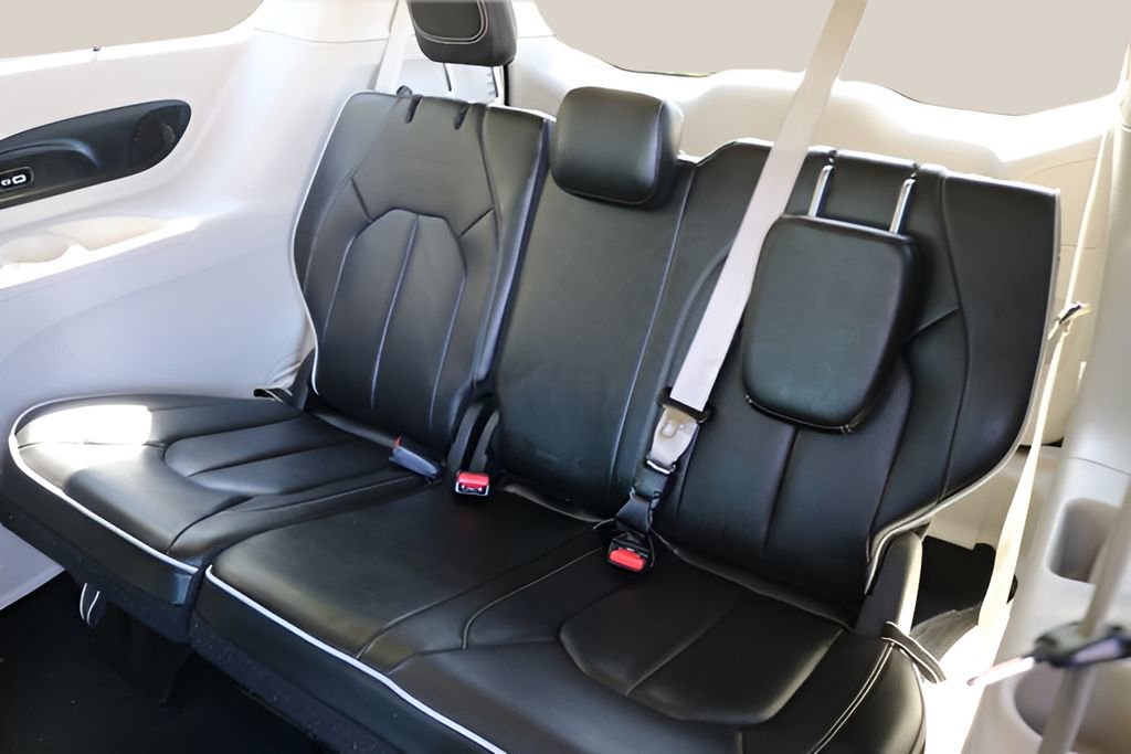 Used 2023 Chrysler Pacifica Limited image 16