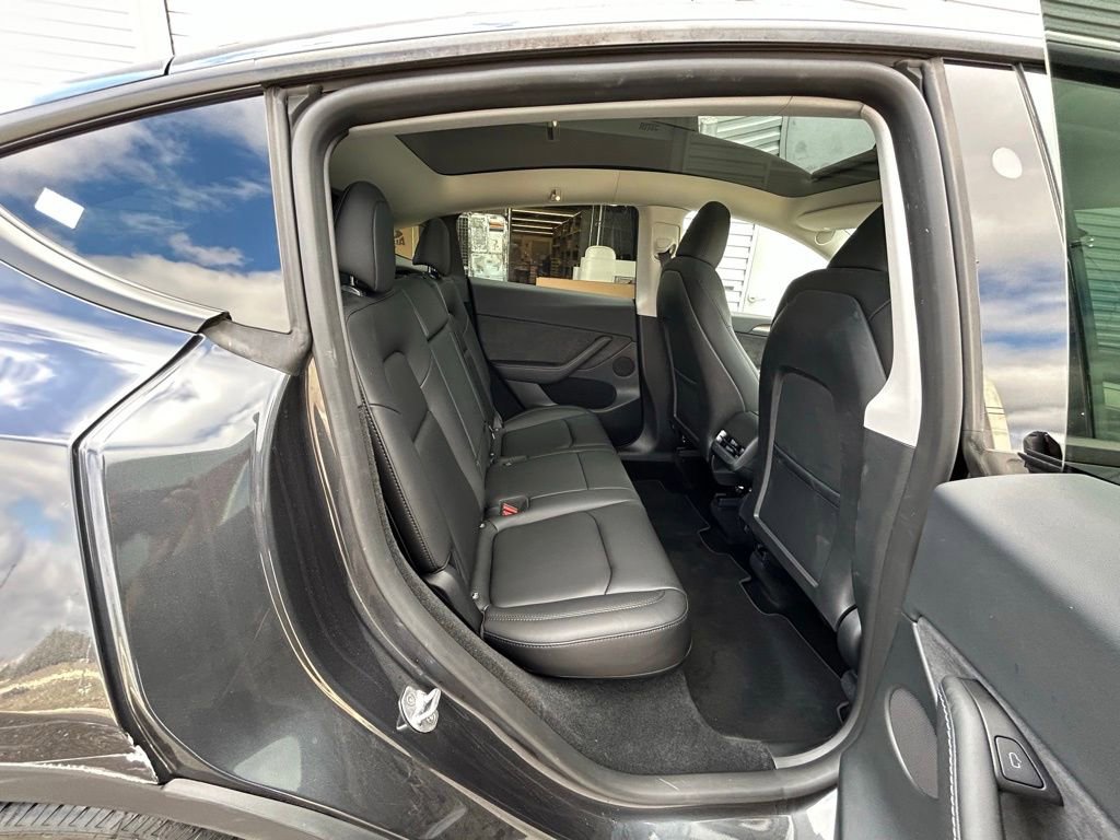 Used 2024 Tesla Model Y 2WD image 40
