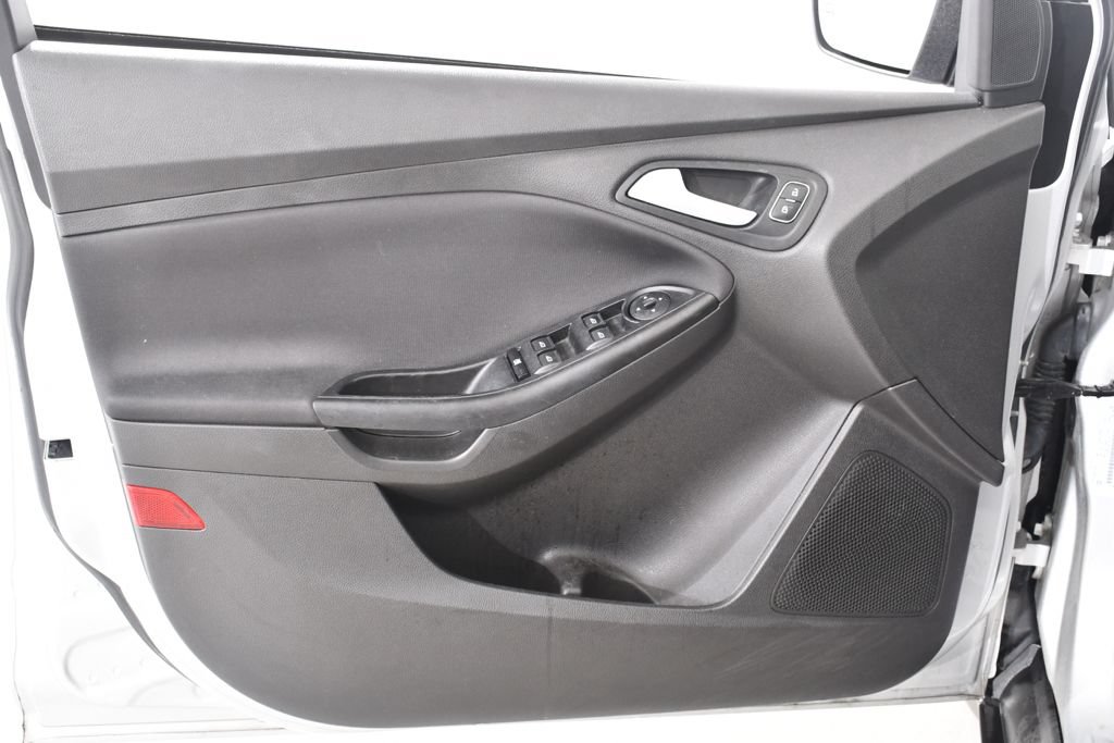 Used 2018 Ford Focus SE w/ Cold Weather Package FWD image 24