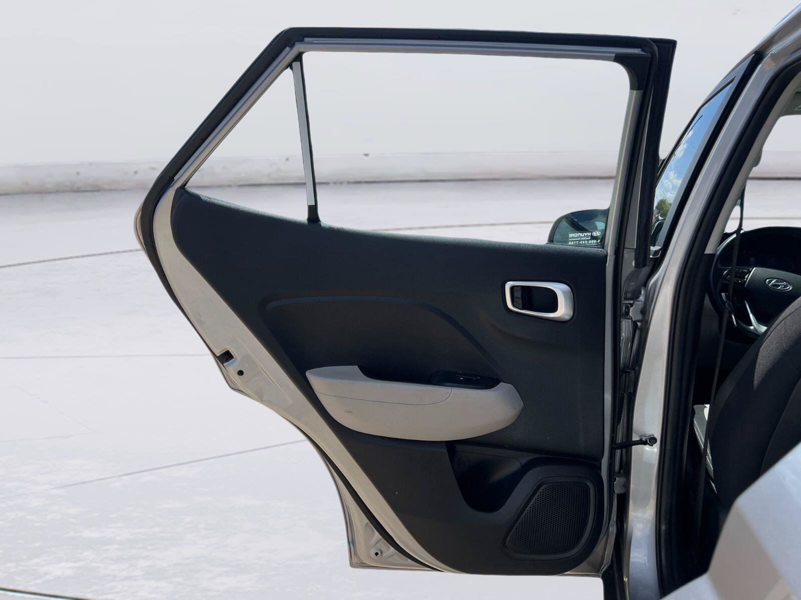 Used 2024 Hyundai Venue SEL FWD image 13