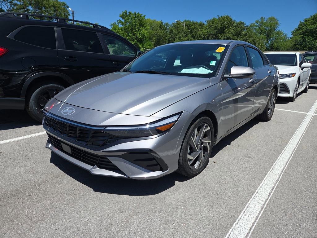 Used 2025 Hyundai Elantra Limited FWD image 9
