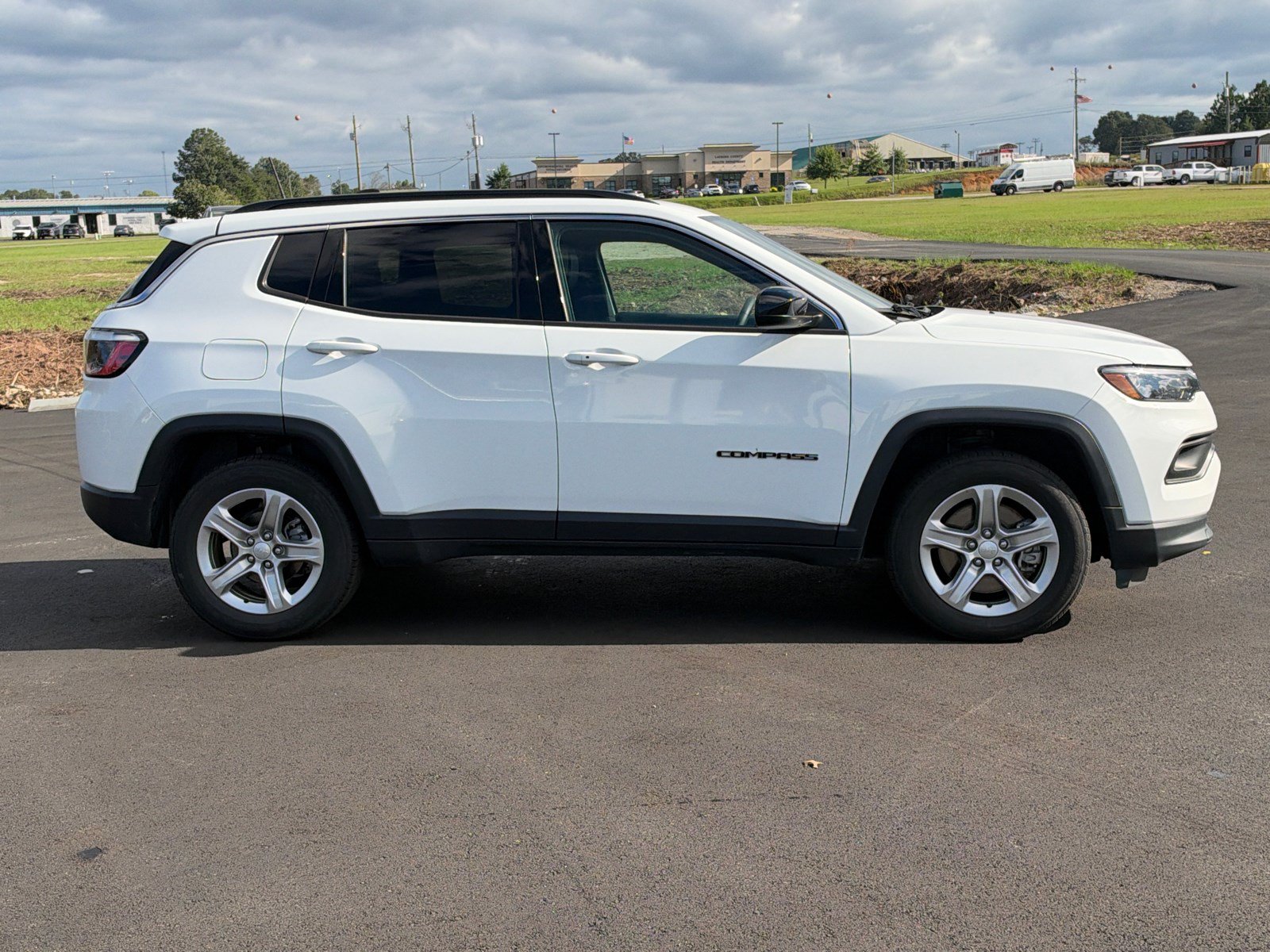 Used 2024 Jeep Compass Latitude AWD/4WD image 4