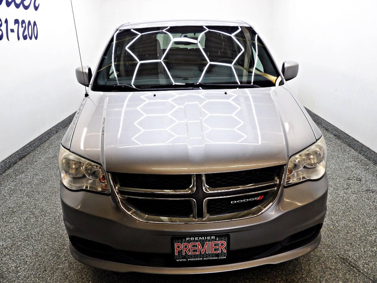 Used 2016 Dodge Grand Caravan SE FWD image 2