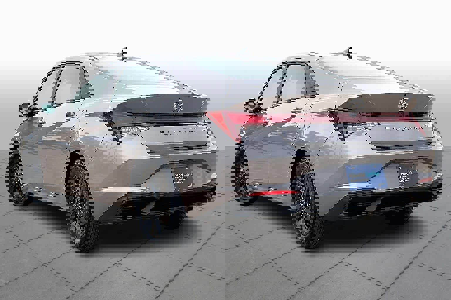 Used 2022 Hyundai Elantra SEL w/ Preferred Accessory Package image 9