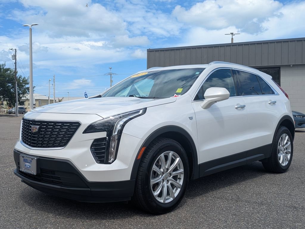 Used 2022 Cadillac XT4 Luxury w/ Cold Weather Package AWD/4WD image 2
