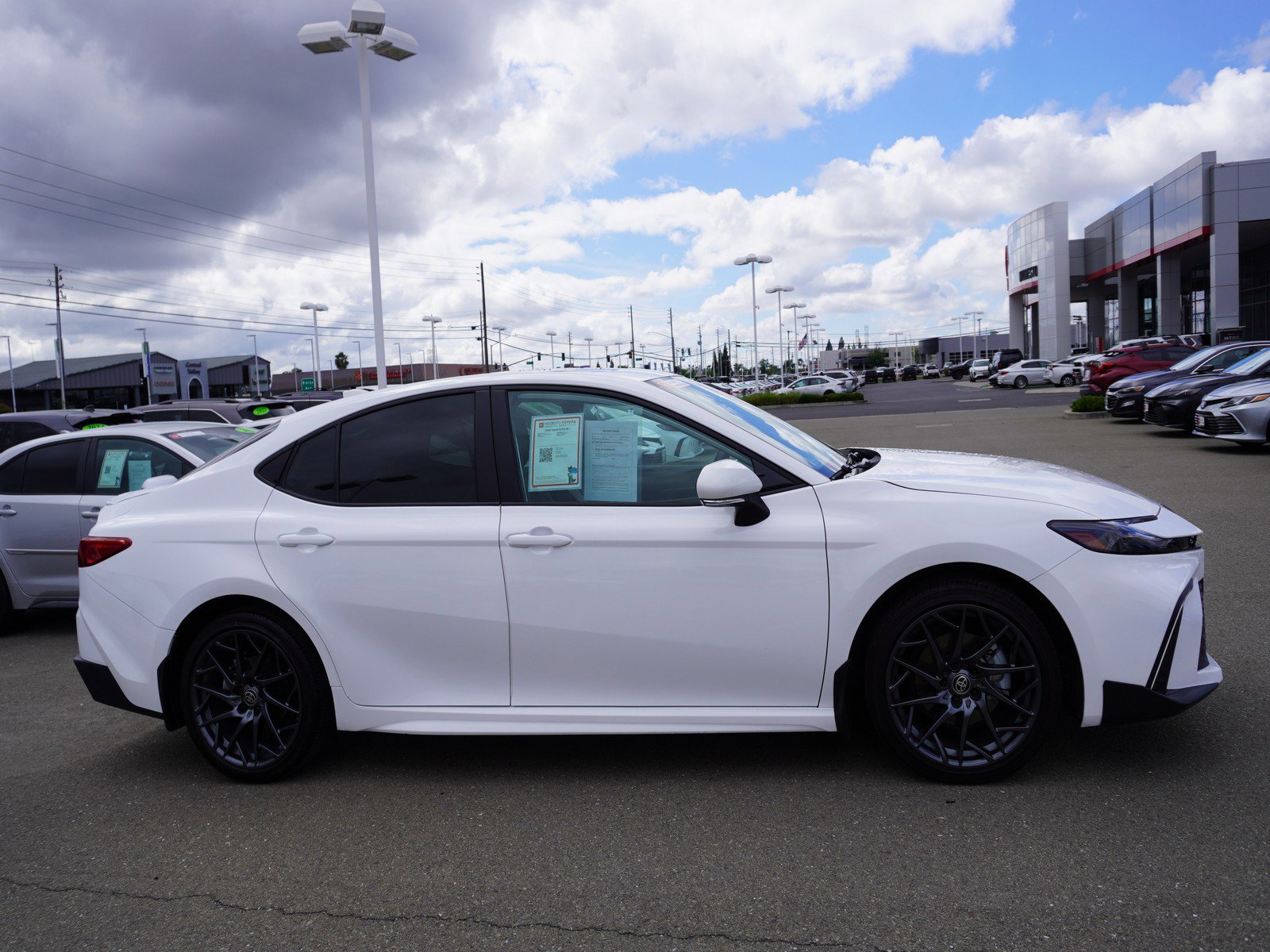 Used 2025 Toyota Camry SE AWD/4WD image 4