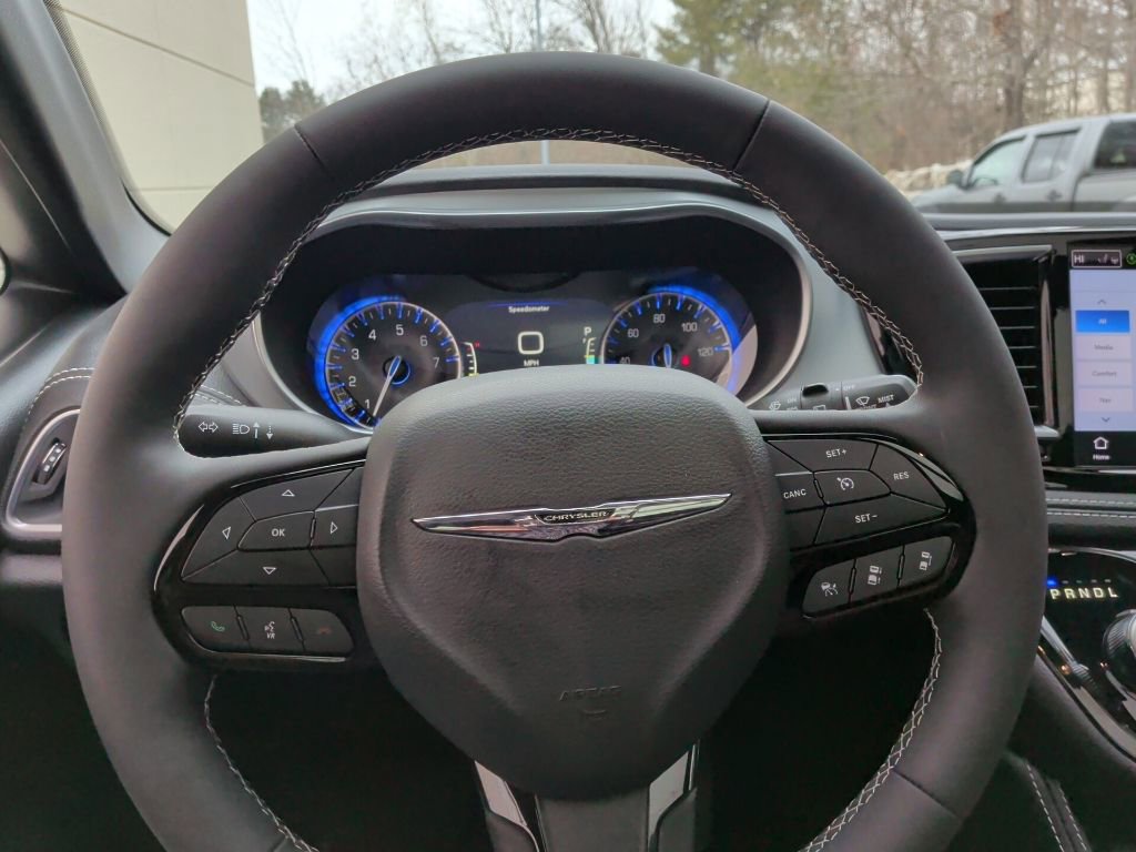 Used 2025 Chrysler Pacifica Limited w/ Uconnect Theater Family Group image 26