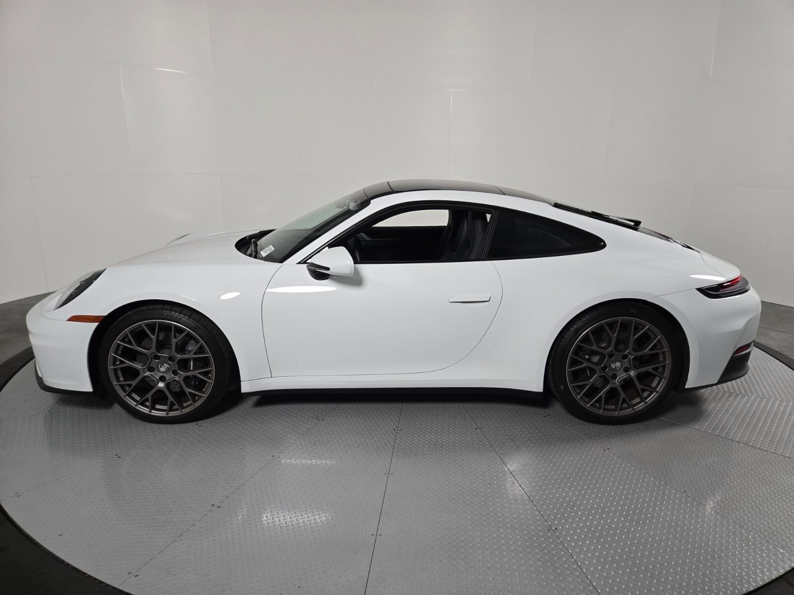 Used 2025 Porsche 911 Carrera RWD image 31