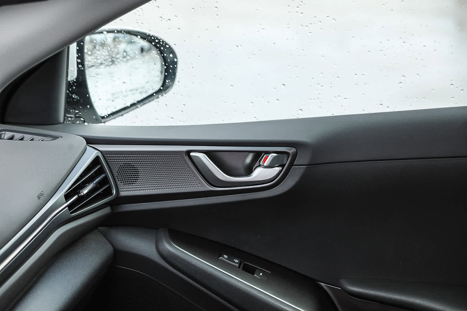 Used 2020 Hyundai Ioniq SE image 18