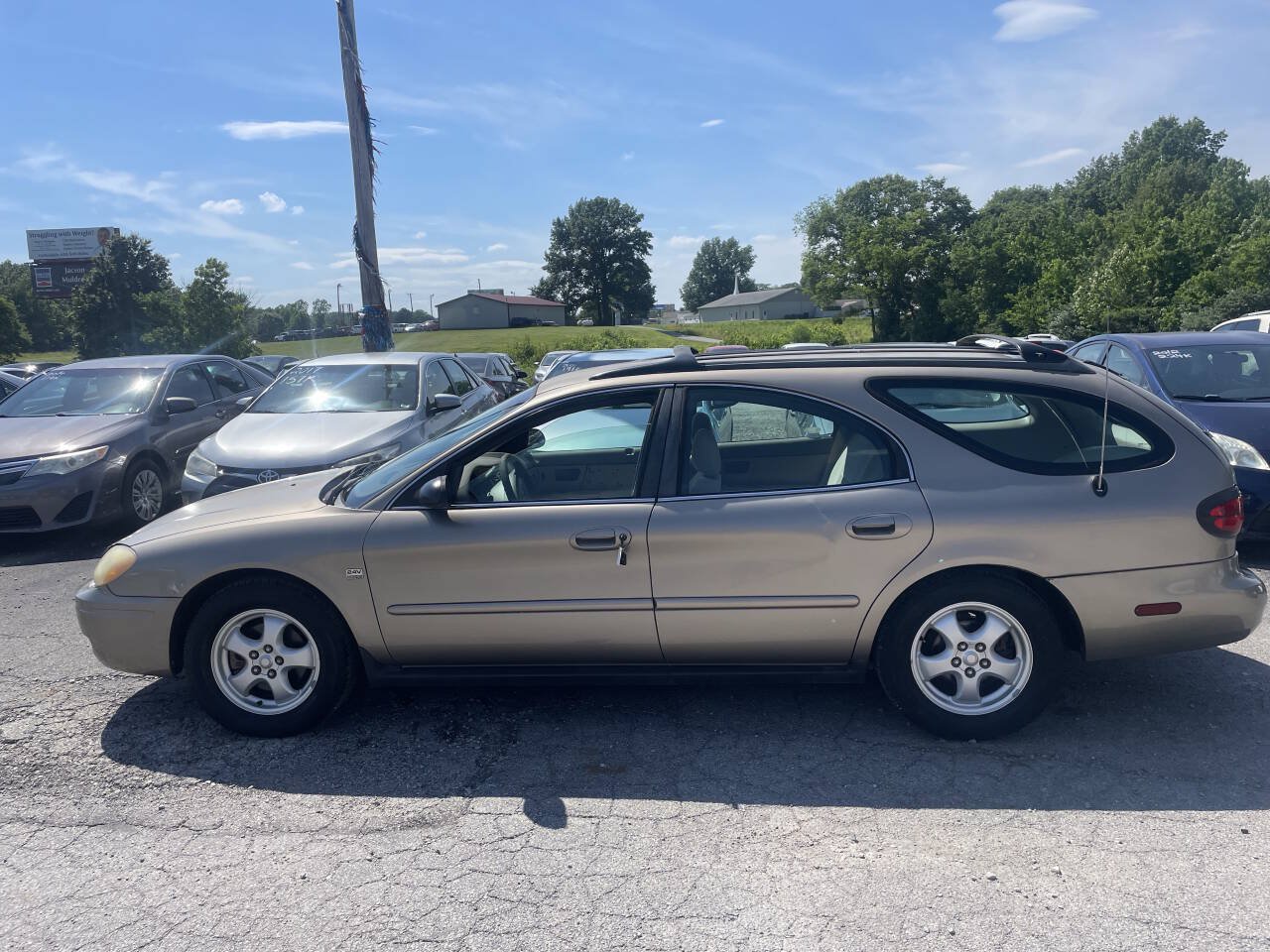 Used 2004 Ford Taurus SE FWD image 3