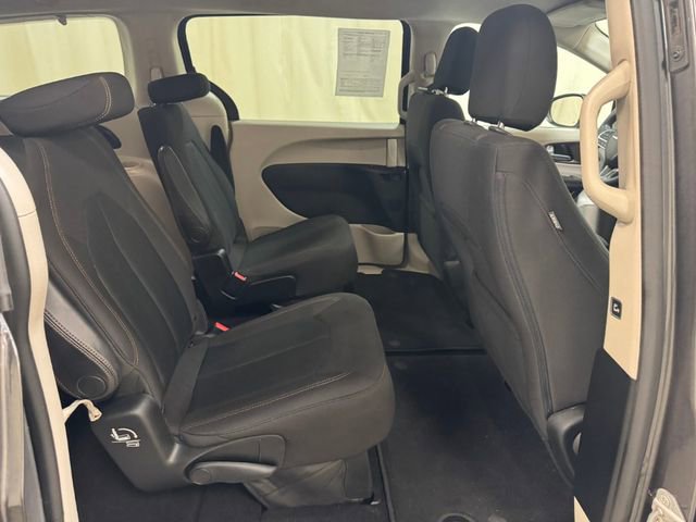 Used 2017 Chrysler Pacifica Touring image 37