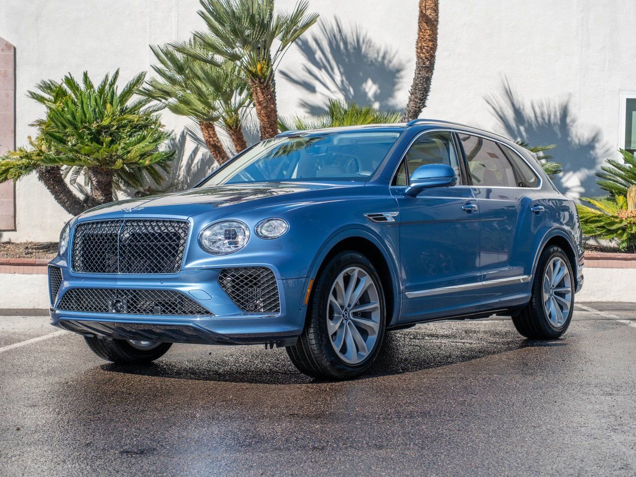 Used 2025 Bentley Bentayga Plug-In Hybrid image 33
