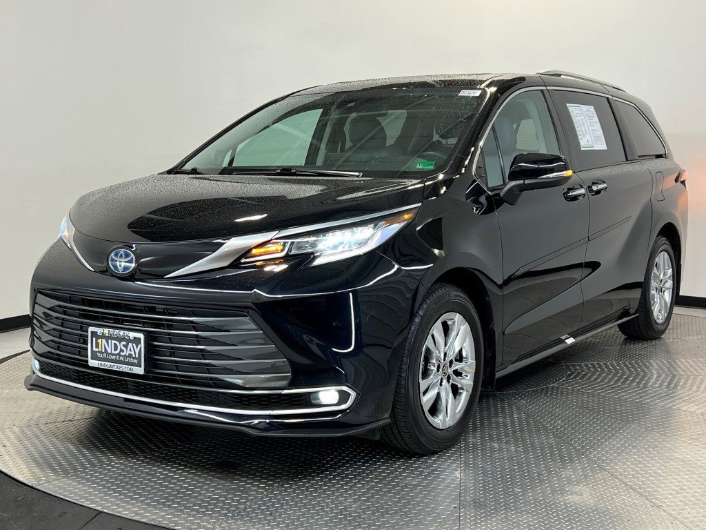 Used 2023 Toyota Sienna Limited image 3