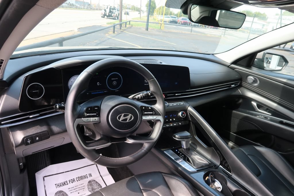 Used 2025 Hyundai Elantra Limited FWD image 6