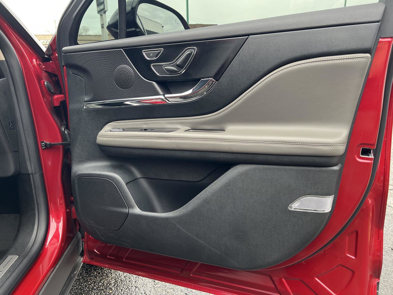 Used 2025 Lincoln Corsair AWD image 16