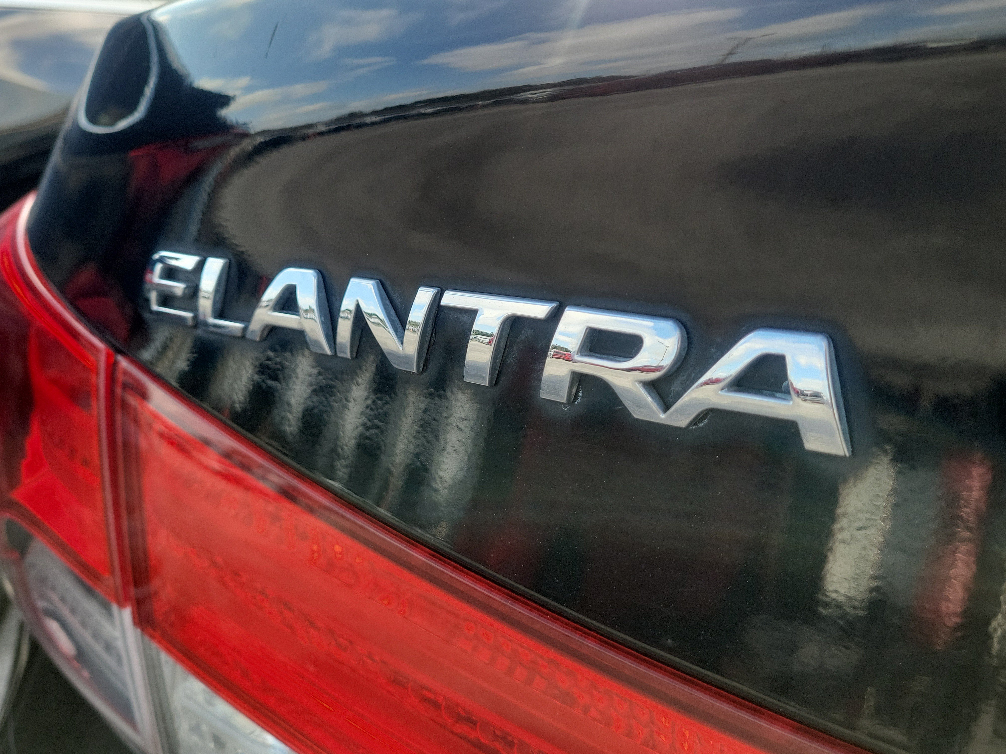 Used 2012 Hyundai Elantra GLS FWD image 10