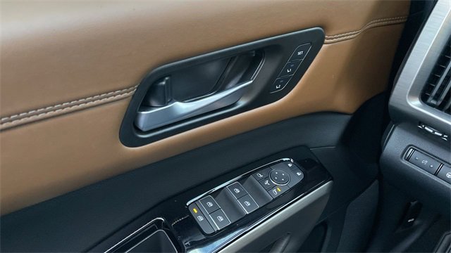 Used 2025 Nissan Pathfinder Platinum image 13