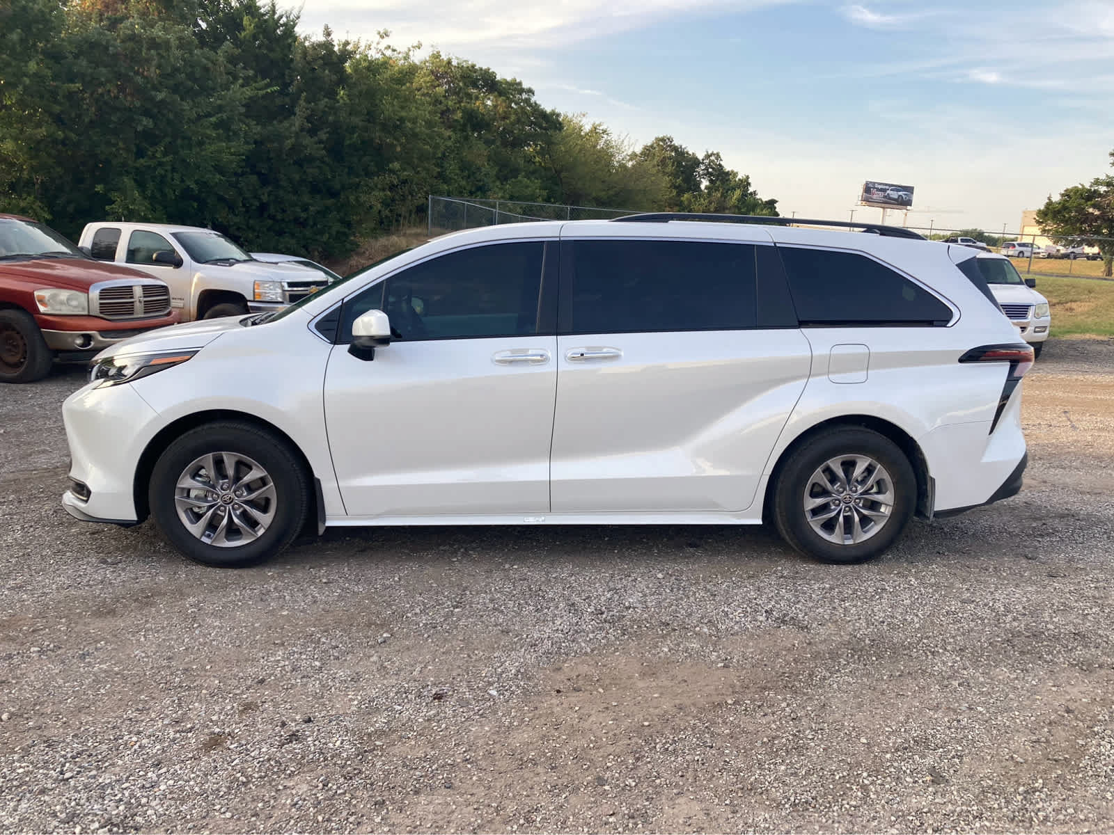 Used 2026 Toyota Sienna XLE FWD image 2