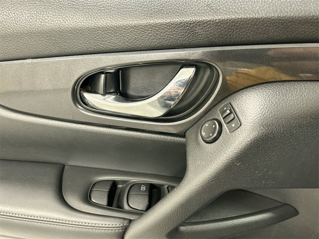 Used 2018 Nissan Rogue S image 11