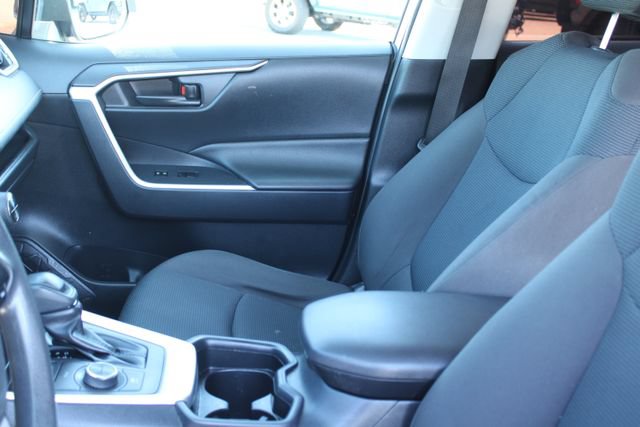 Used 2020 Toyota RAV4 LE w/ Carpet Mat Package AWD/4WD image 30