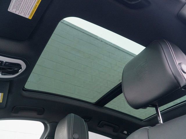 Certified 2025 Porsche Macan image 30