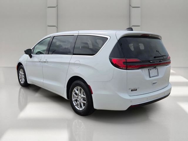 Certified 2027 Chrysler Pacifica Select FWD image 3