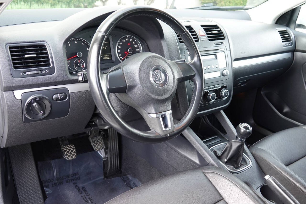 Used 2010 Volkswagen Jetta Limited Edition FWD image 4