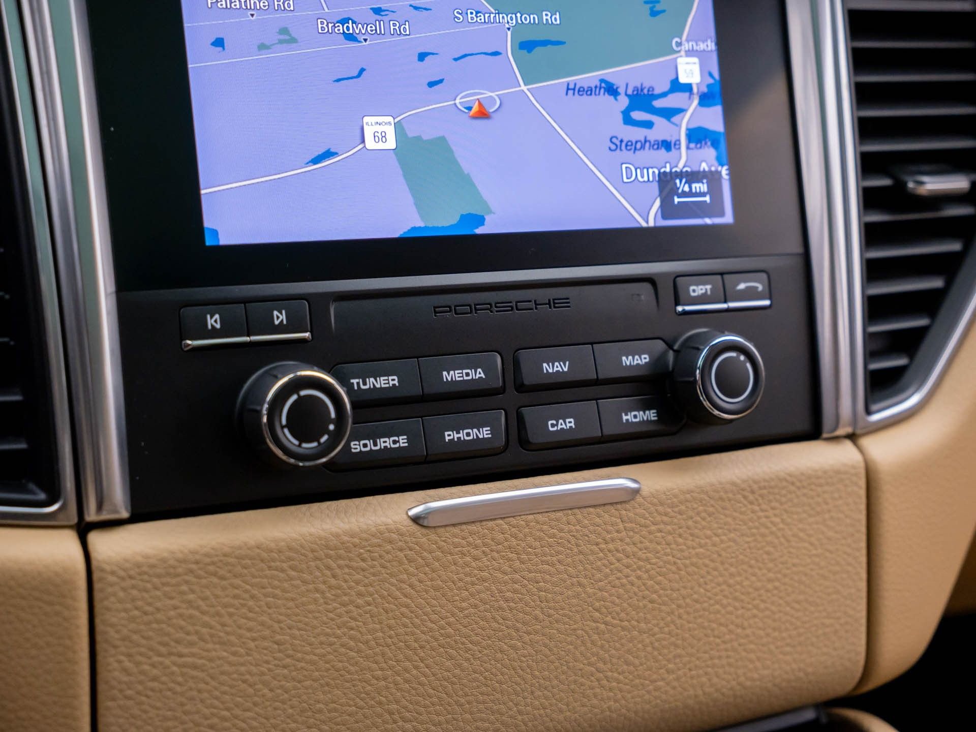 Used 2018 Porsche Macan image 27