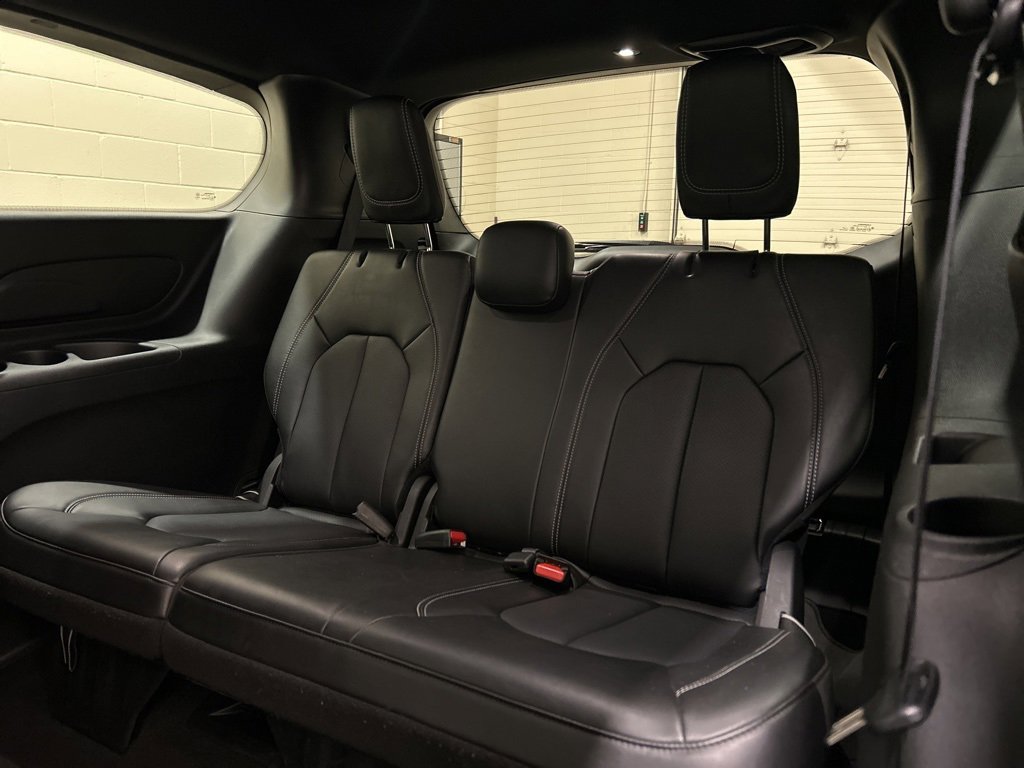 Used 2025 Chrysler Pacifica Select image 9