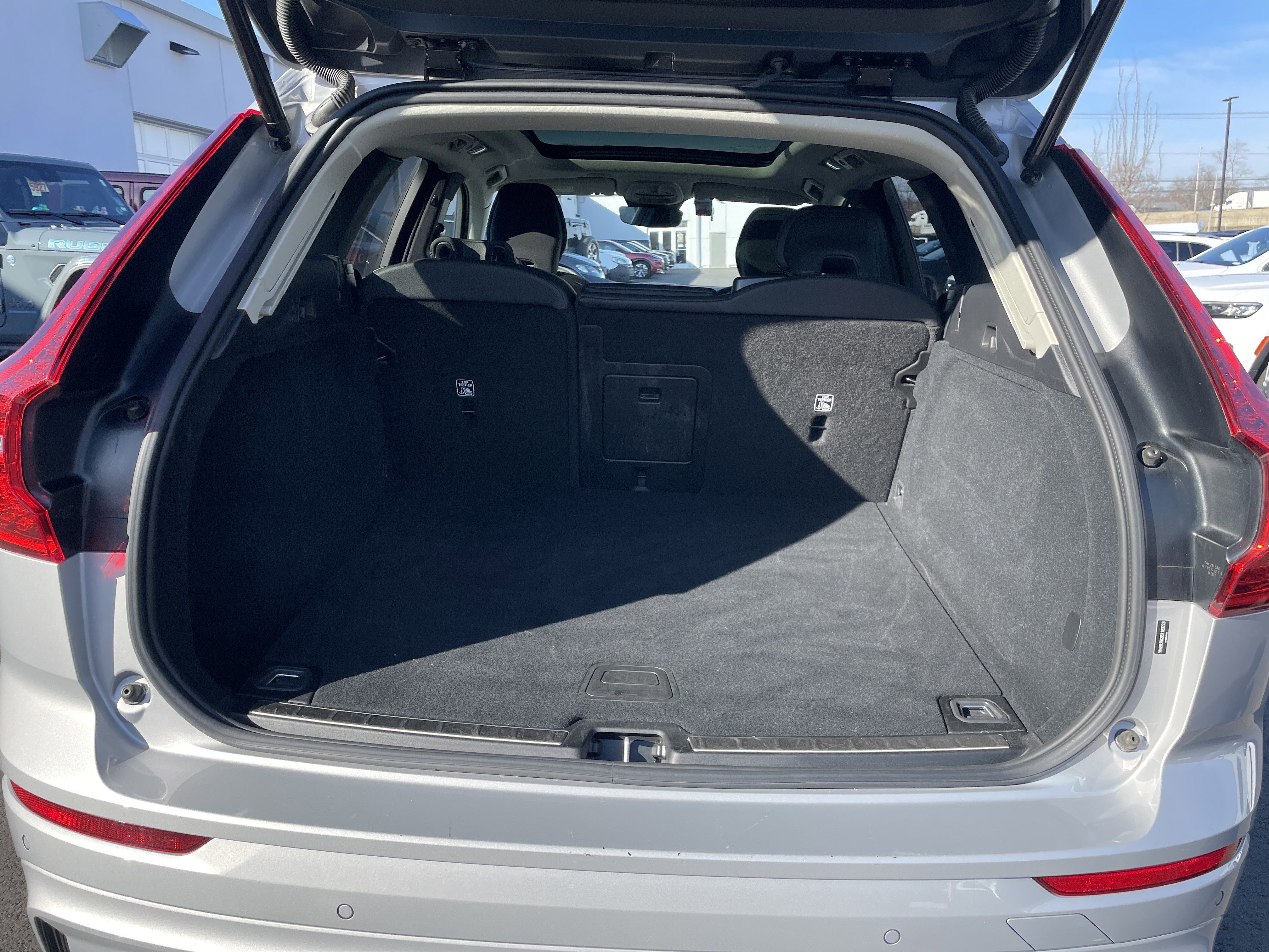 Used 2025 Volvo XC60 B5 Plus image 22